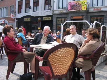 Madeleine et Robert Steenebruggen , Gérard Van de Sande, Ysma sur la Grand Place de Huy le 21 avril 2006 (photo Stéphane Muselle)