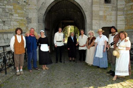 Les participants au chateau de Fallais avec Arlette de Marneffe.