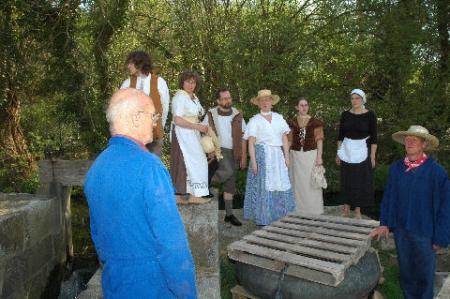 Monsieur HEINE à l'entrée du bief qui conduit à son moulin