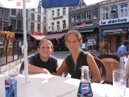 Les enfants de Marie-Paule JOLY Willy et Gwendoline sur la Grand Place de Huy